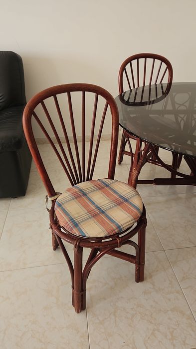 Conjunto mesa redonda de vidro e 4 cadeiras