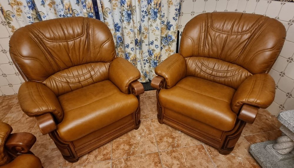 3 sofás castanhos de qualidade