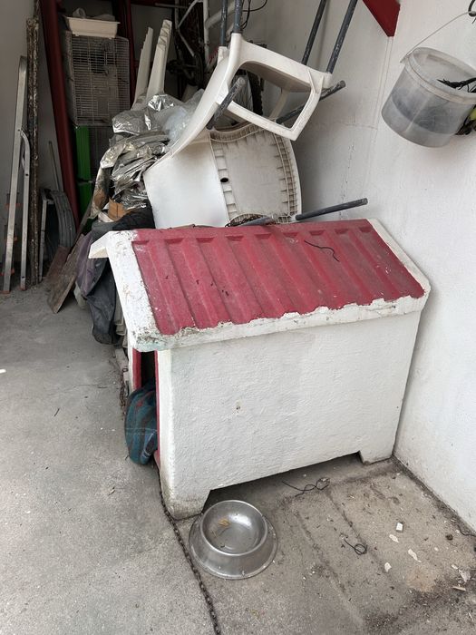 Casota de cão (vende-se limpa e pintada de novo)