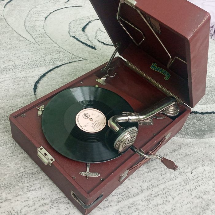 Патефон Дружба полностью рабочий в оригинале