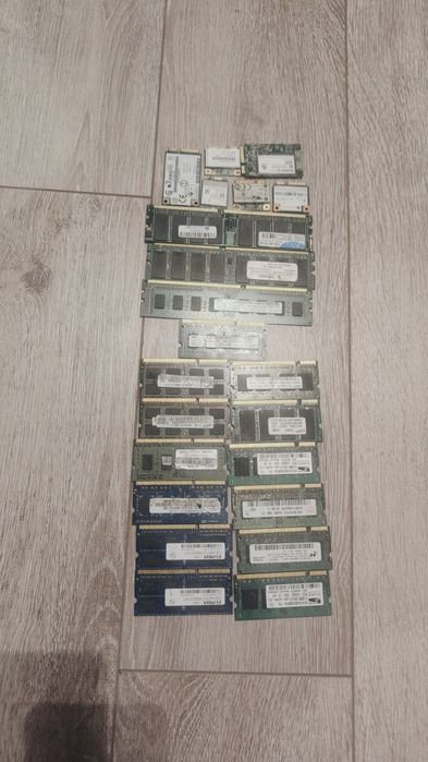 Zestaw pamięci RAM i kart sieciowych