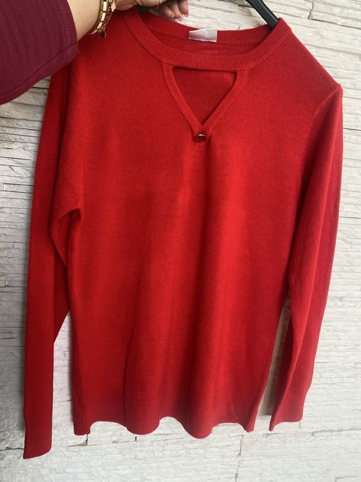 Sweterek czerwony w serek akryl beloved