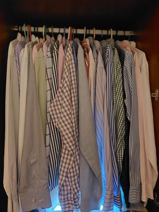 Diversas camisas, novas e smi-novas