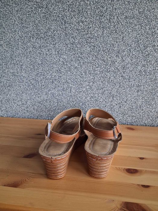 nowe  karmelowe sandały  na klinie wygodne 43