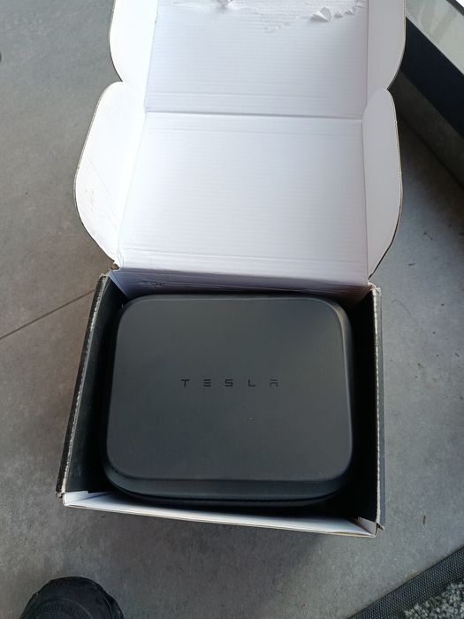 Компресор Tesla air compressor + tire repair kit