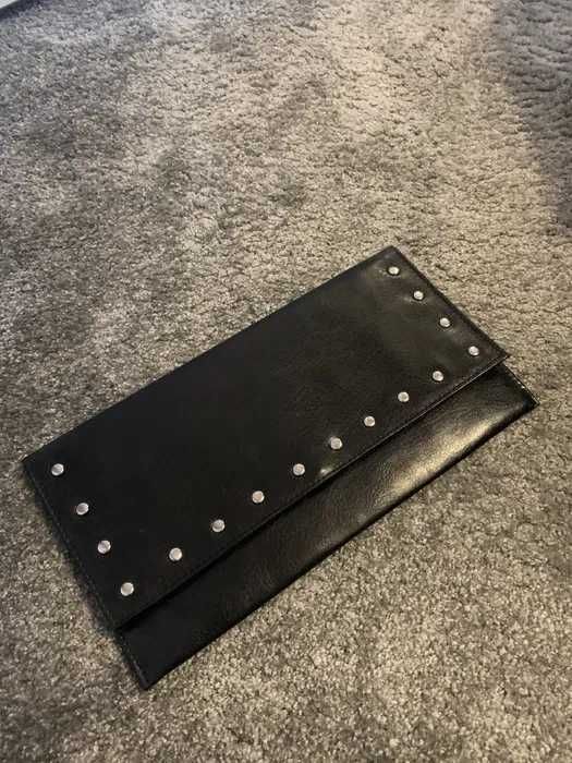 Modna torebka kopertówka do ręki czarna ćwieki