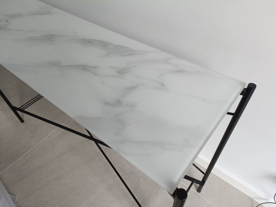 Móvel de entrada efeito mármore e acabamentos em preto