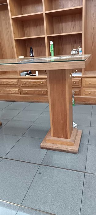 Balcão de loja com tampo de vidro