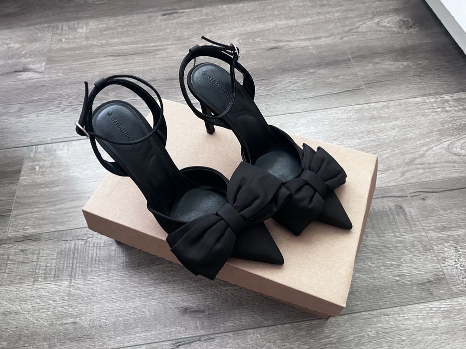 Чорні босоніжки Stradivarius з бантиками, 35 розмір