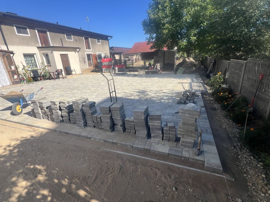 Układanie kostki brukowej usługi koparką