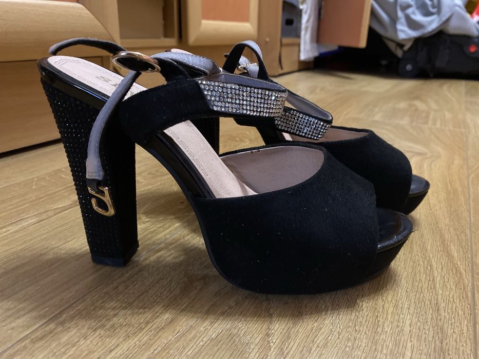 Босоніжки чорні на підборах