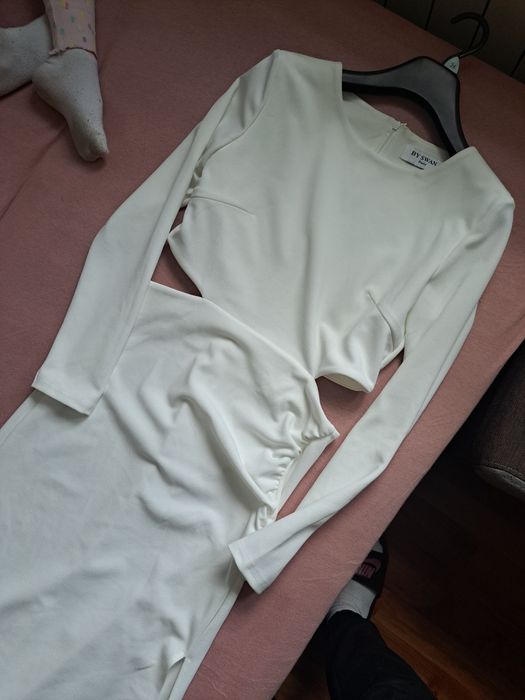 Biala elegancka sukienka z rozporkiem S