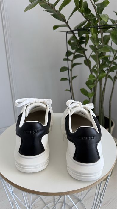 Продам обувь кеды Guess белые