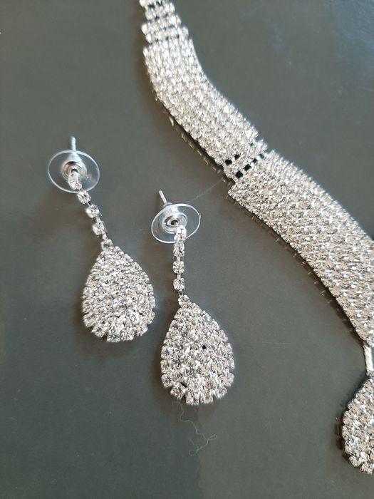 Conjunto colar / fio / gargantilha e brincos em brilhantes