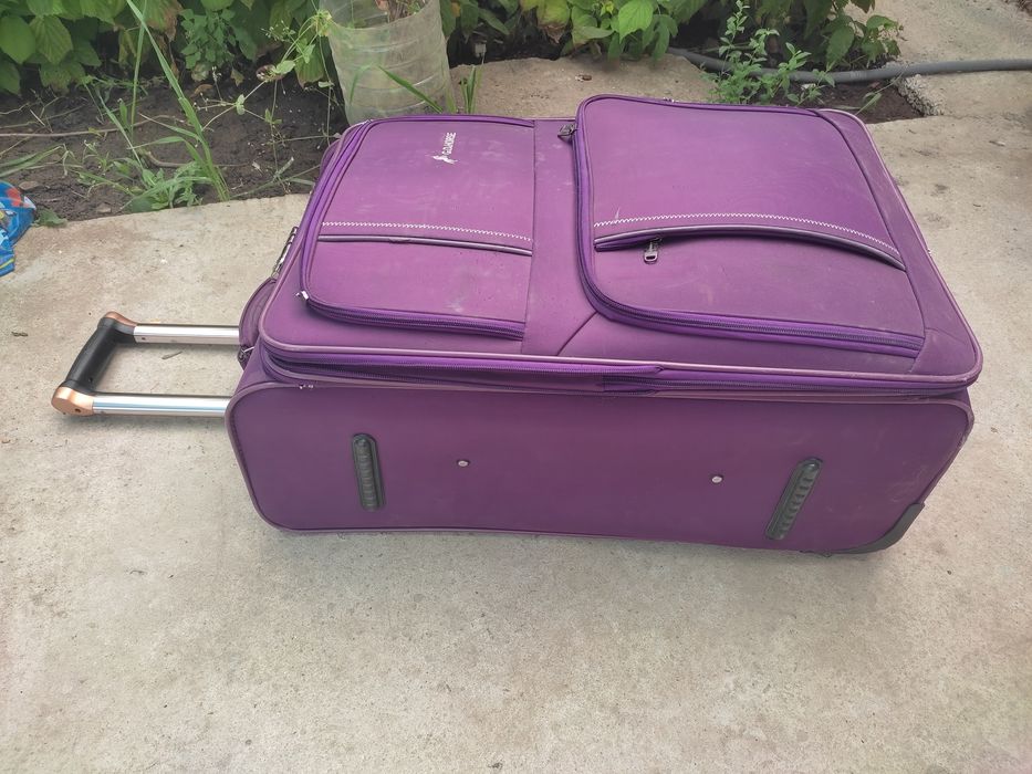 Продам величезну сумку на колесиках з вихідною ручкою