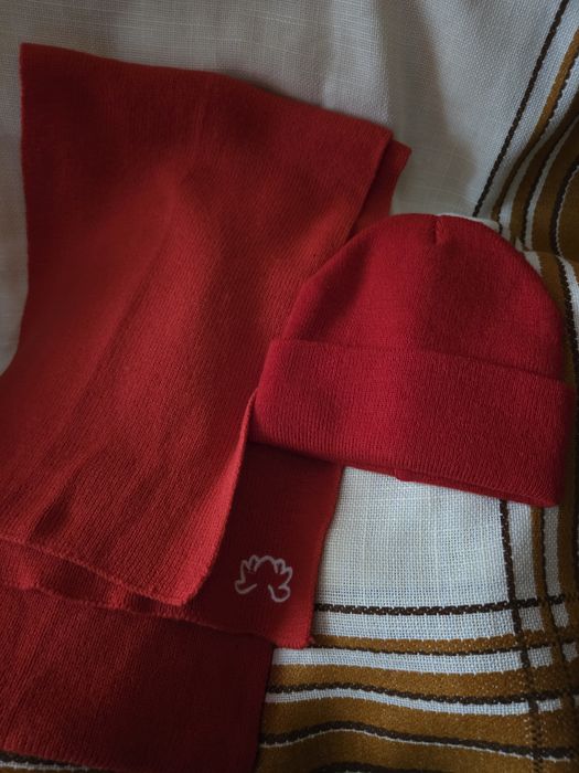 Czerwony szalik z czapką