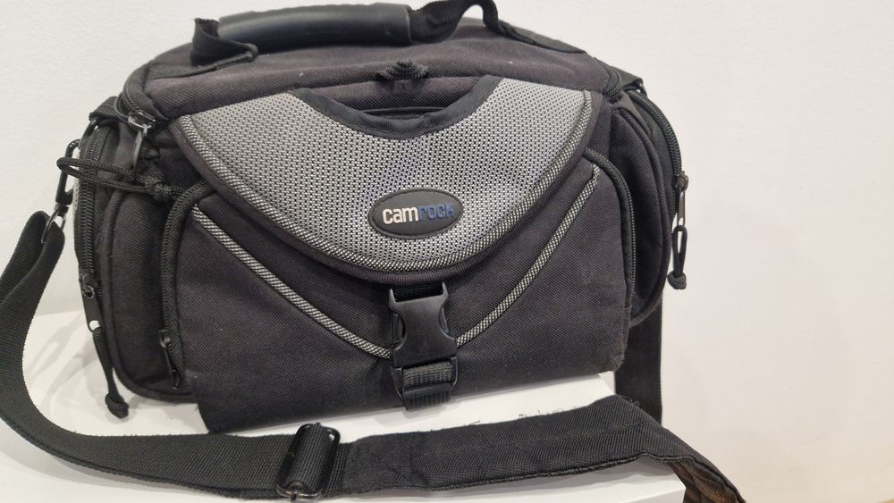 Aparat lustrzanka Nikon d5100 z obiektywem Nikkor 18-105mm.