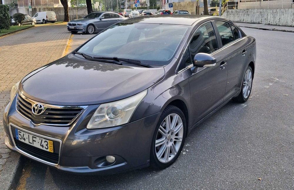 Toyota Avensis T27, ano 2010, motor Diesel económico e fiável.