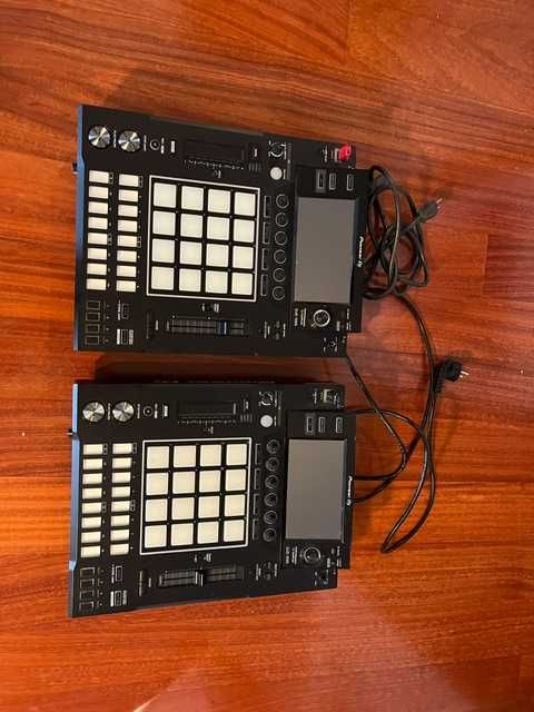 2x Pioneer DJ DJS-1000, samplers/sequenciadores autónomos com ecrã tátil