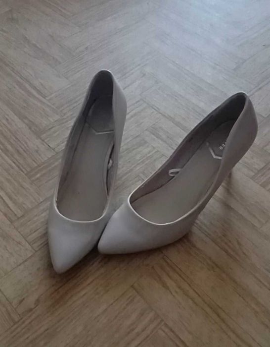 Buty damskie na obcasie Reserved
