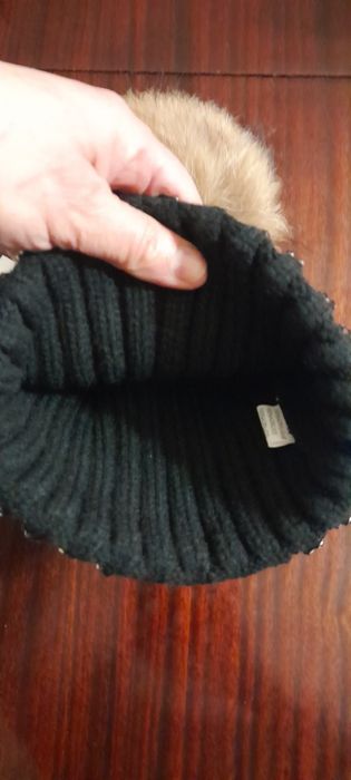 Gorro preto com brilhantes com pompom