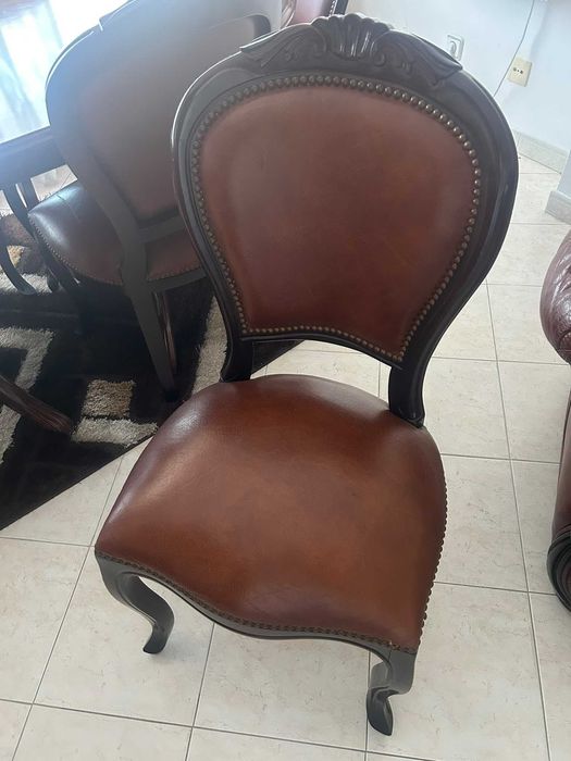 Mesa de Jantar Vintage Clássica em Madeira Escura + Conjunto de Cadeiras