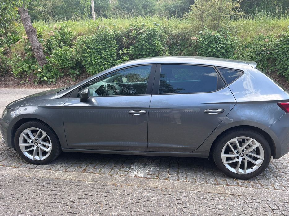 Seat Leon 2013 com 180.000km em ótimo estado.