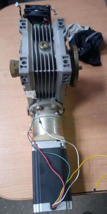 Шагавый двигатель с редуктором