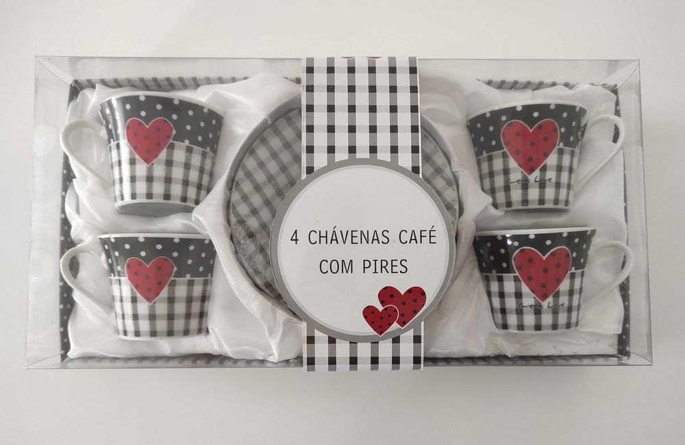 4 Chávenas de Café com Pires (porcelana fina)