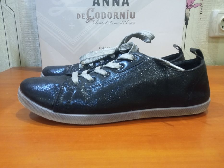 Продам женские кроссовки сникерсы Libang  в новом состоянии