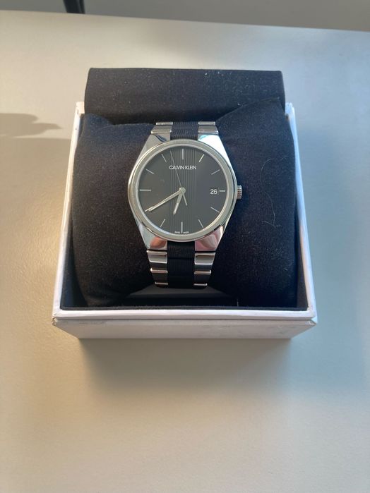 Zegarek Calvin Klein Contrast z czarnym paskiem