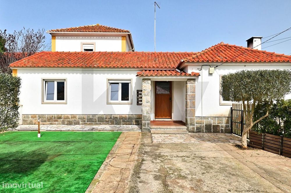 Quinta com 3 habitações, garagem e telheiro no Mucifal, Colares, Sintr