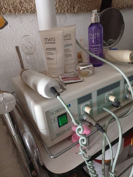 Marquesa de estética e massagem, equipamentos e acessórios de um gabinete de estética e massagem