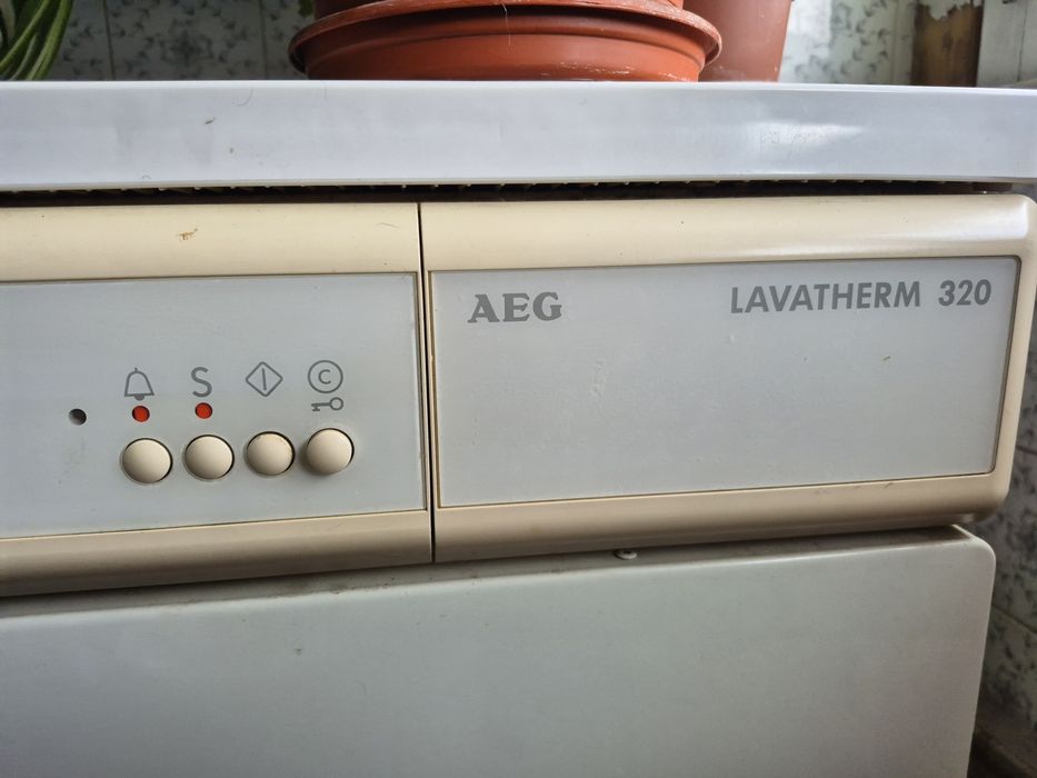 Máquina de Secar AEG avariada