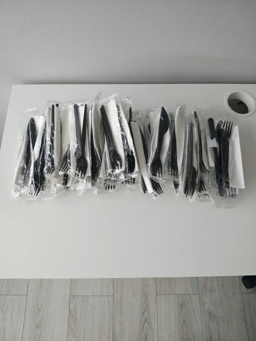 Zestaw 55 sztuk jednorazowy widelec nóż i chusteczka idealny na grilla działkę piknik w czarnym kolorze