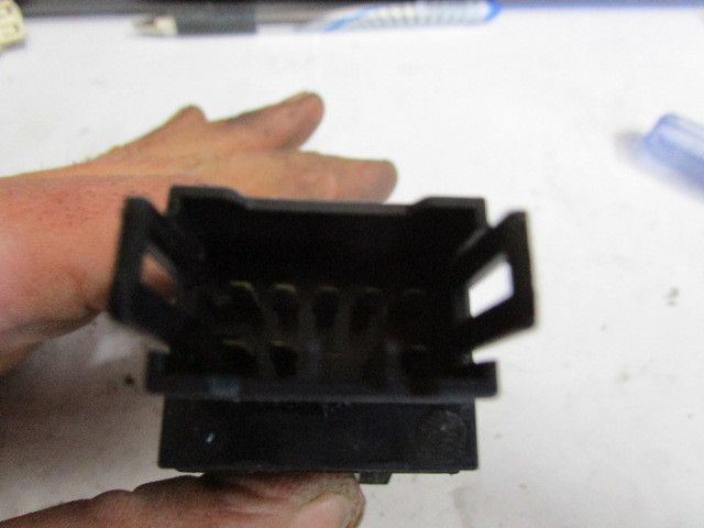 Botão / interruptor electromecânico / relé SUZUKI Jimny (FJ)