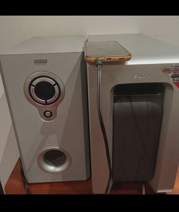 Vendo baixo de som e tres colunas sony e radio com amplificar a funcionar perfeitamente