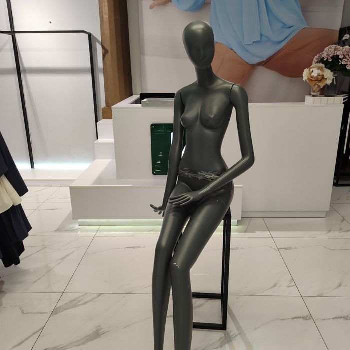 Манекени сучасні , жіночі , для магазину одягу та білизни.