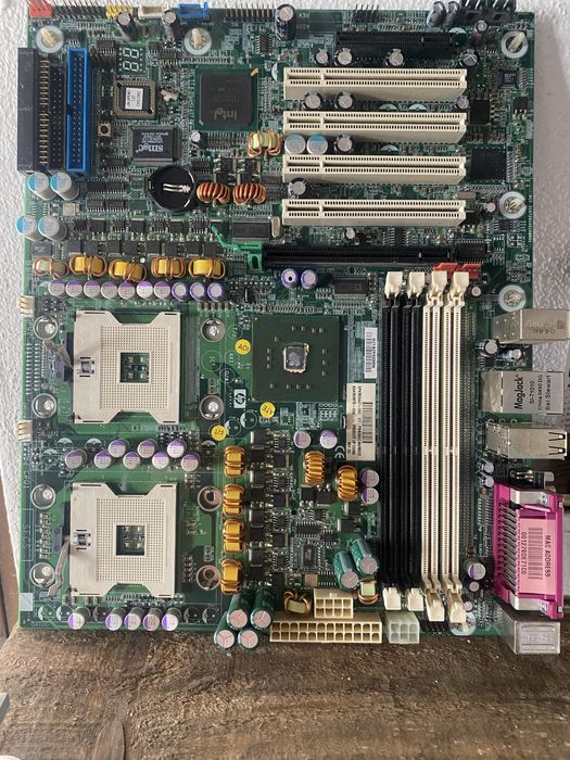 2 procssadores intel Xeon 3200ghz 1M cache 800mhz bus speed