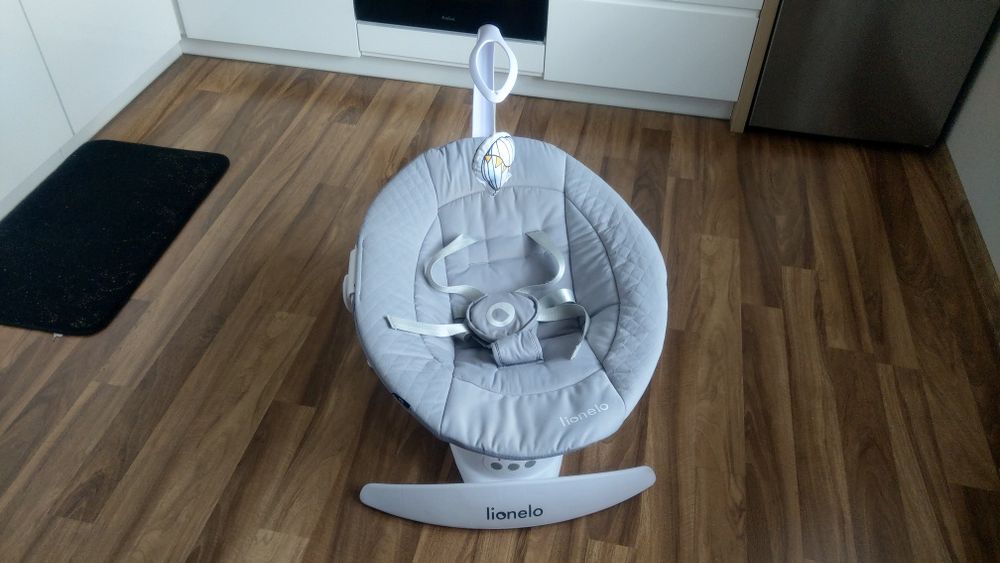 Bujak Bujaczek leżaczek kołyska elektryczny obrót 360° panel sterowania 0-9kg Lionelo Iris