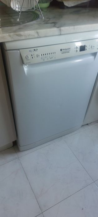 Maquina de lavar loiça Ariston para Peças  maquina trabalha bem faço entrega domicílio