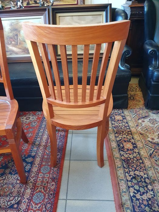 Cztery drewniane krzesła