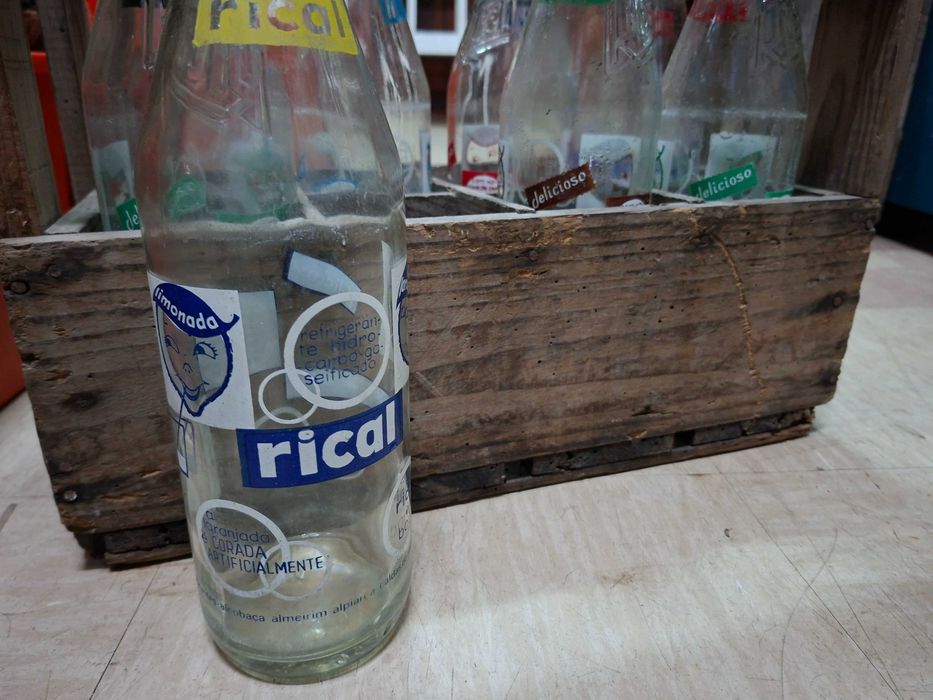 RICAL grades antigas em madeira com as garrafas pirogravadas