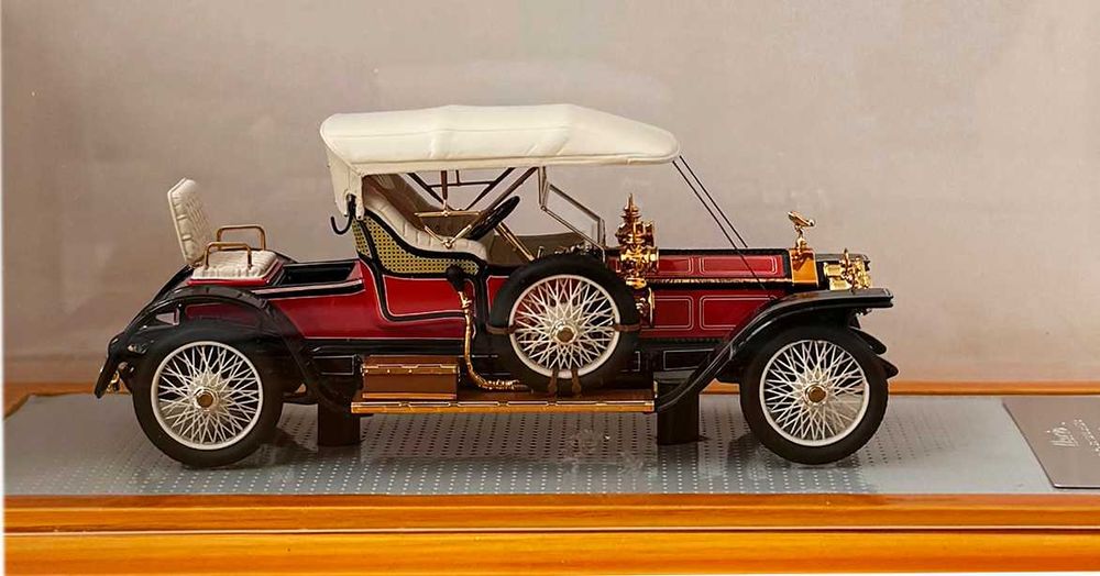 Ilario_RoRo Silver Ghost 1910 Balloon Car. Ref. IL43094 sn1513 Red/Black Escala 1/43. Como novo.