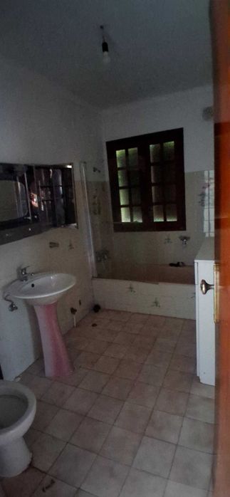 Casa espaçosa com anexos e jardim