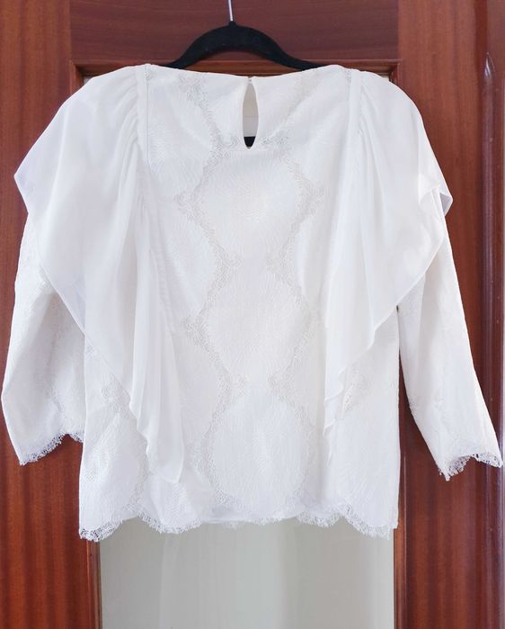 Blusa em renda branca da marca Massimo Dutti.