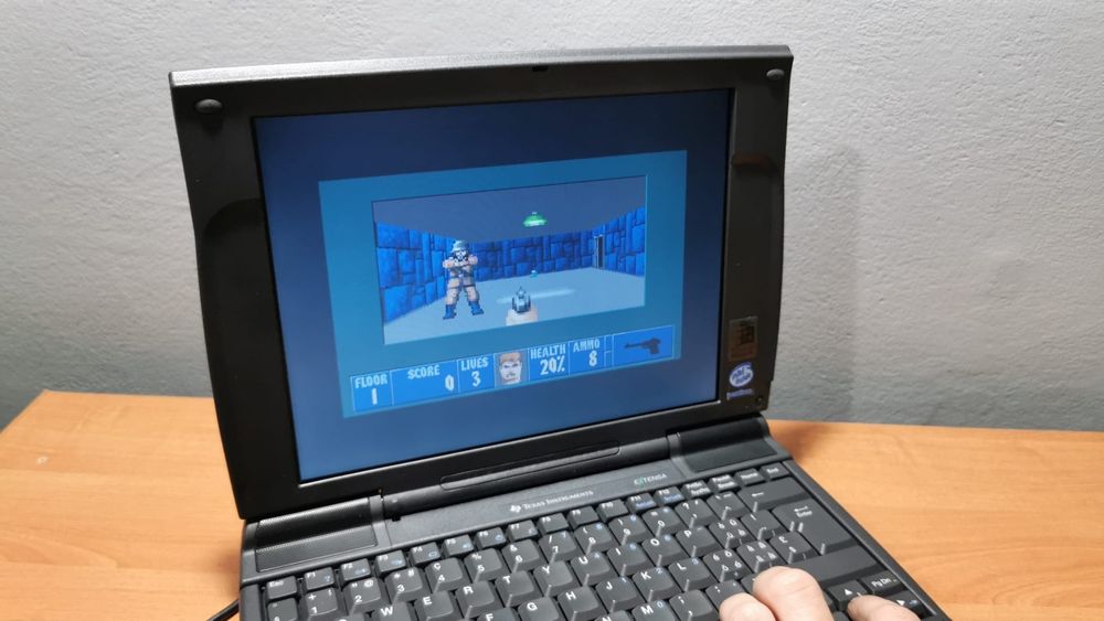 Stary działający laptop Texas Instruments Extensa 610CDT z lat 90