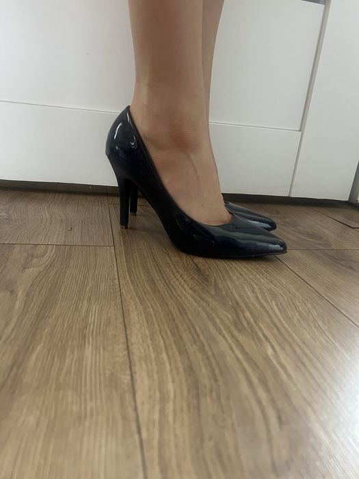 Piękne granatowe szpilki