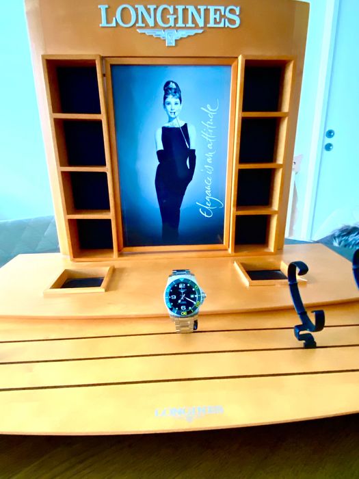 Ekspozytor, duży Longines.