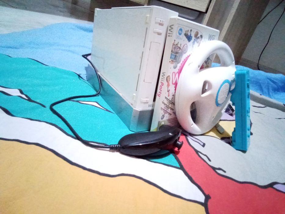 Nintendo Wii com comandos a 70€ e jogo wii party separado a 25€64563978174977121